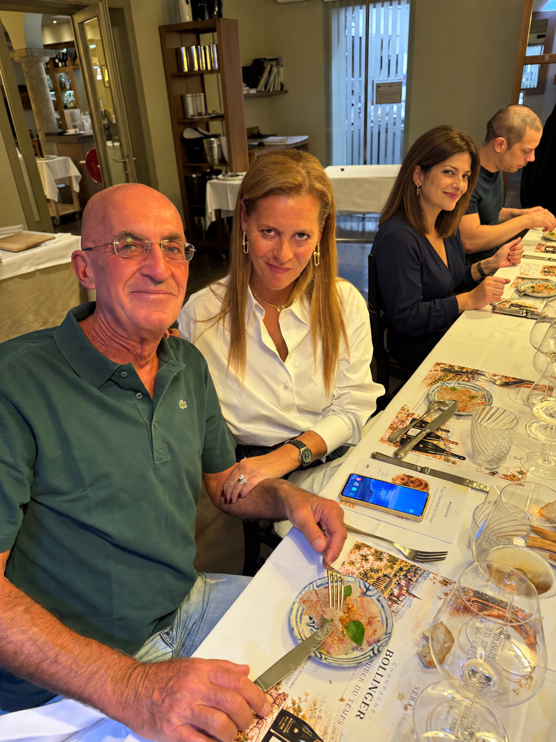 Guests and conviviality in the tasting room.