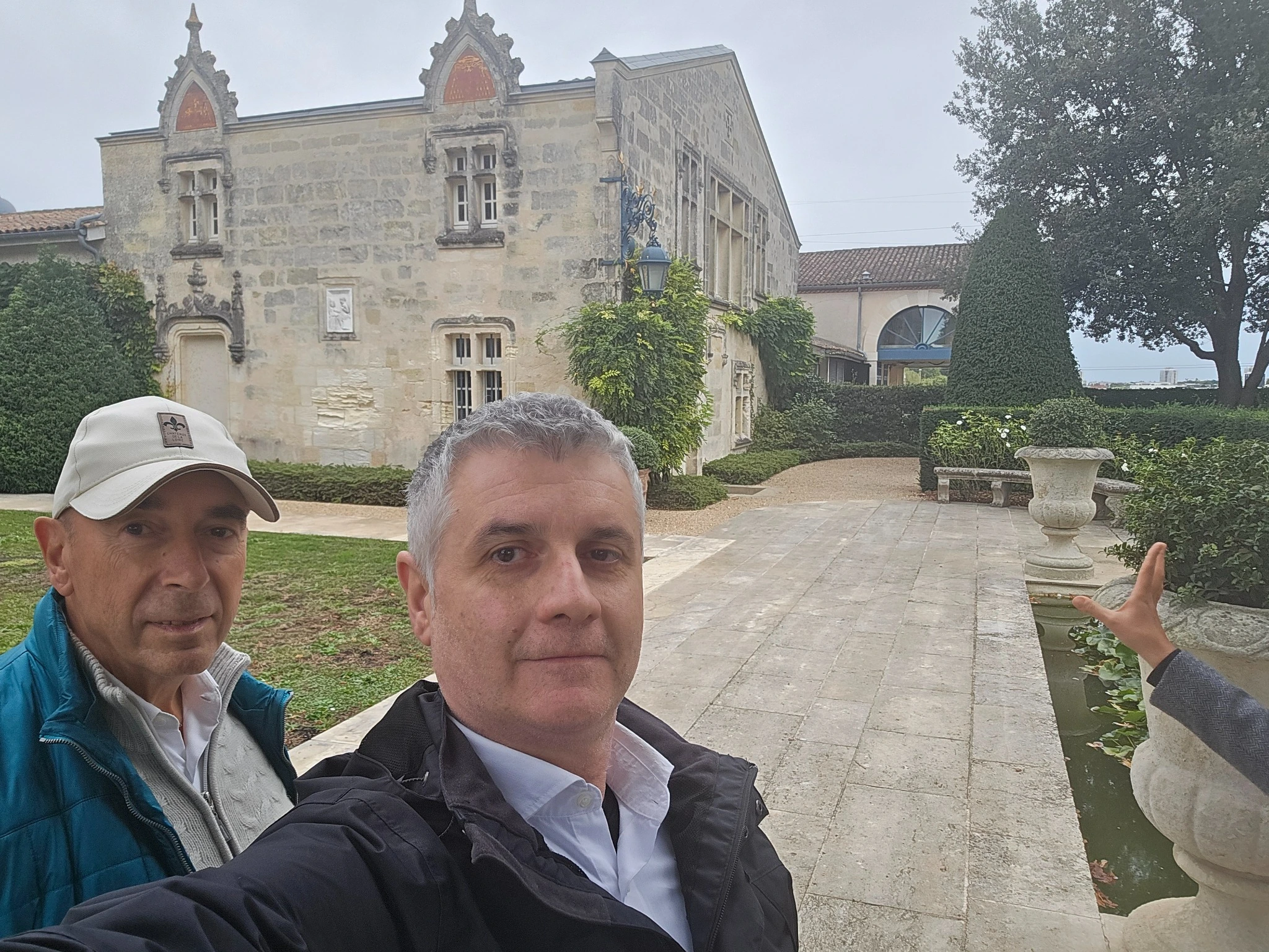 Two travelling companions in the courtyard of Château La Mission Haut-Brion