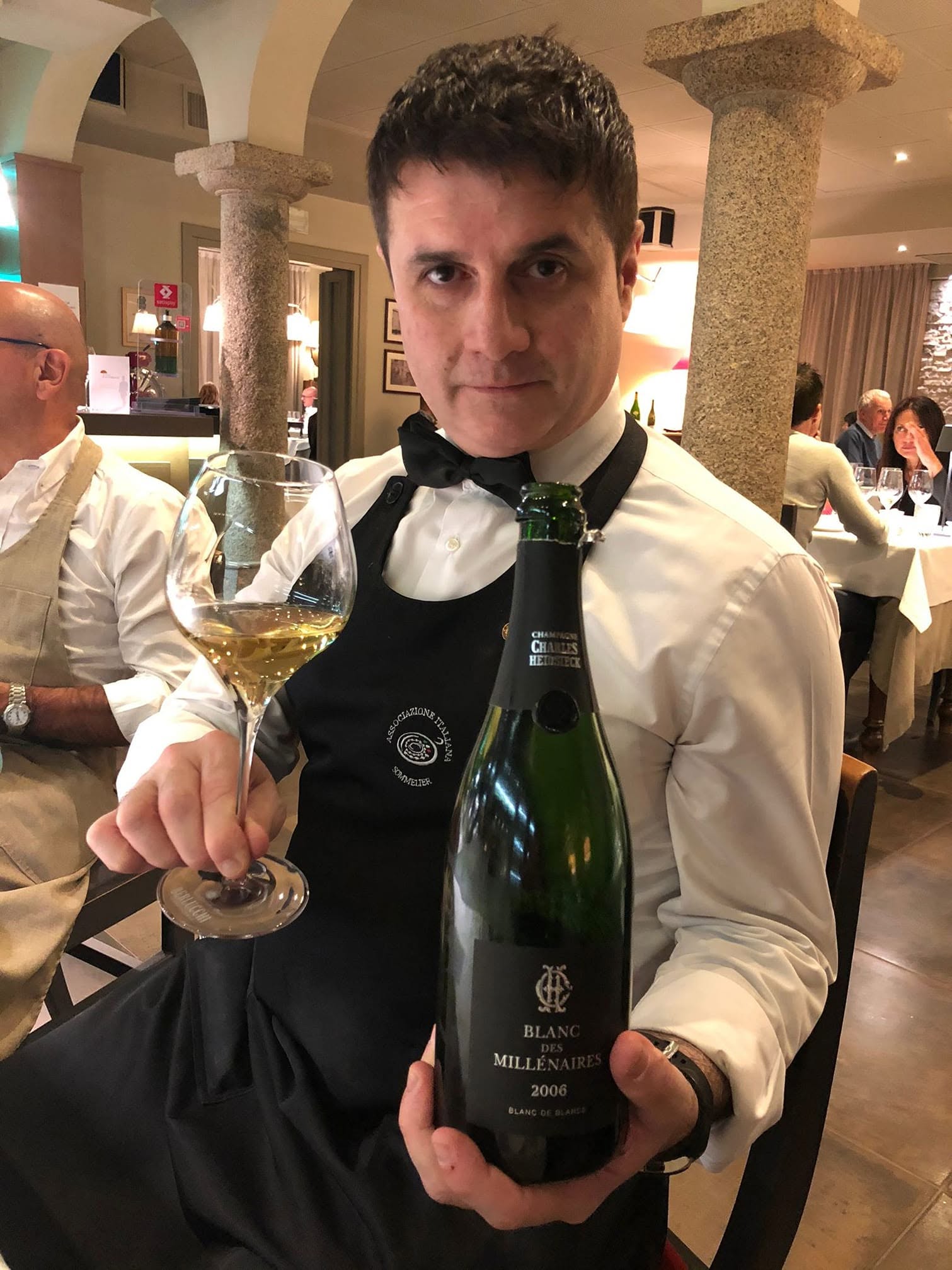 Dante Cerioli con una bottiglia di Champagne